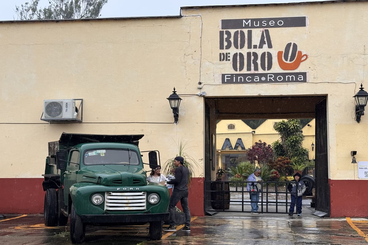 Access to the Bola de Oro Finca Roma Museum in Veracruz.