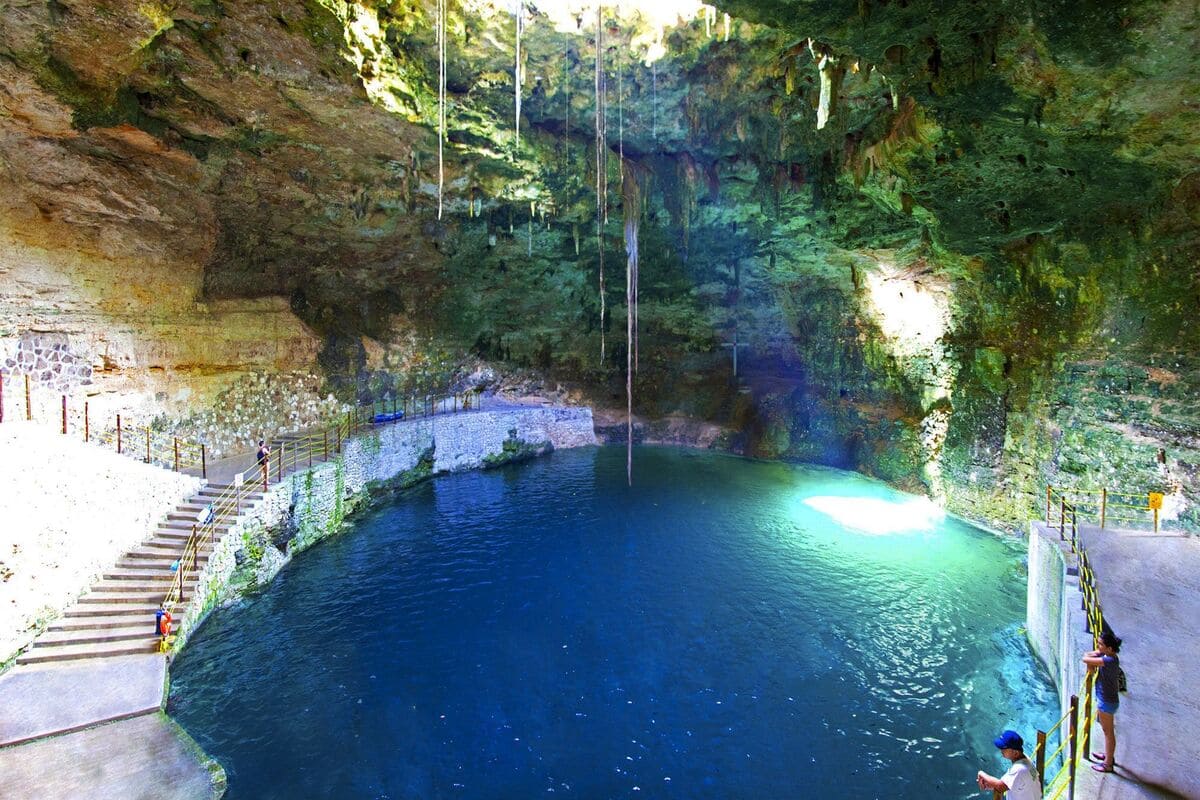 Refréscate en las cristalinas aguas del Cenote Hubiku.