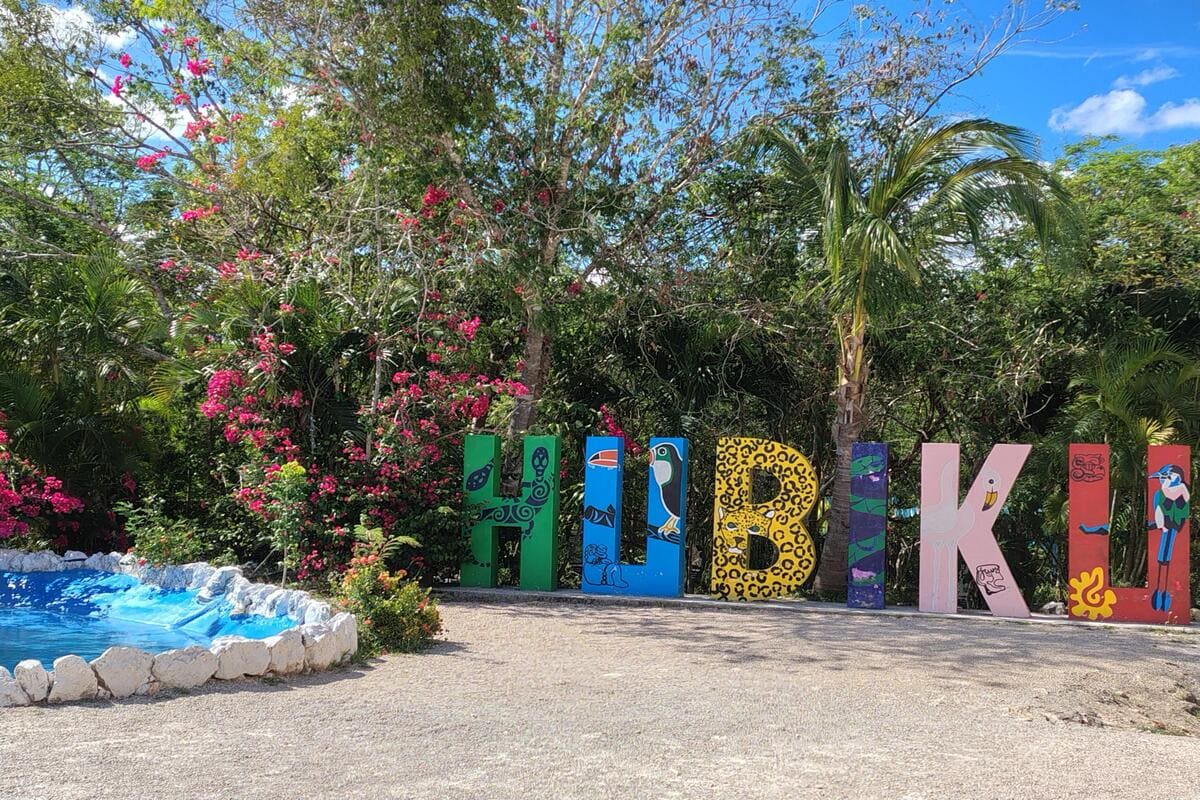 Entrada al Cenote Hubiku en Yucatán.